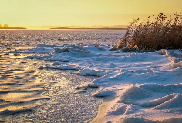 Vinterlandskap med frusen sjö och solnedgång eldig himmel. Sammansättning — Stockfoto