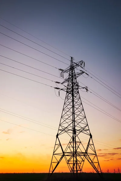 Silhouette High voltage electric towers at sunset time. High-vol — Stock Photo, Image
