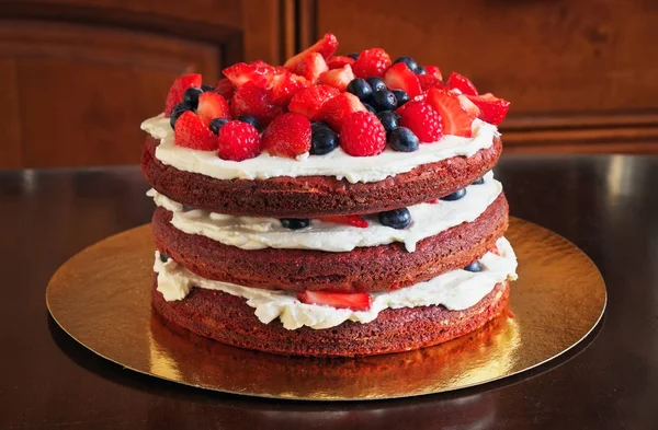 Belo delicioso bolo de veludo vermelho com morangos e bluebe — Fotografia de Stock