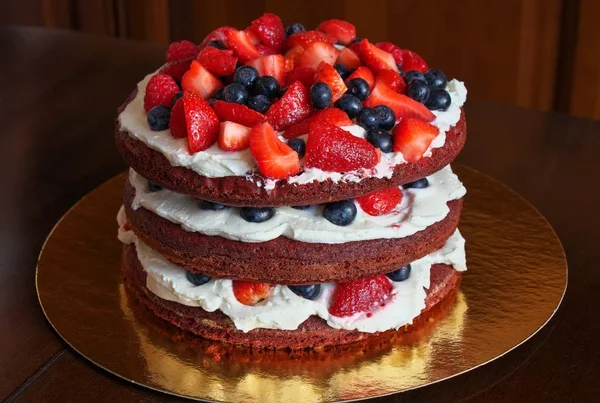 Belo delicioso bolo de veludo vermelho com morangos e bluebe — Fotografia de Stock