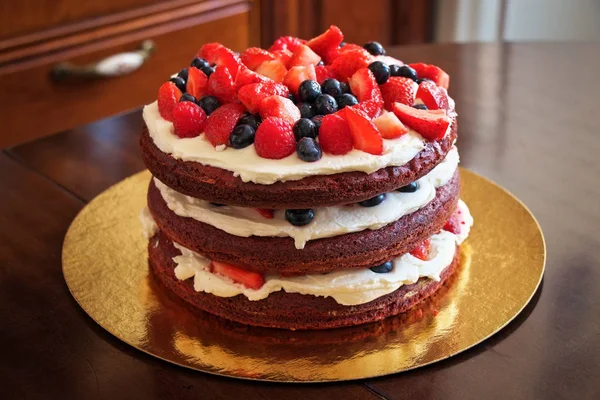 Belo delicioso bolo de veludo vermelho com morangos e bluebe — Fotografia de Stock