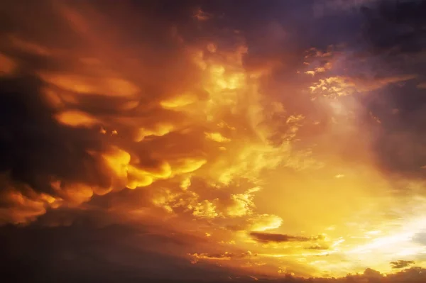 Hermoso cielo nublado oscuro y esponjoso con rayos de sol. Luz del atardecer . —  Fotos de Stock