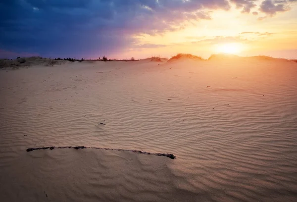 Paisagem bonita com céu por do sol e areia ondulada. Composição do — Fotografia de Stock