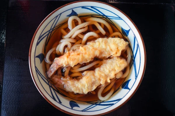 Udon-nudlar i buljong, med räkor. Japansk mat — Stockfoto