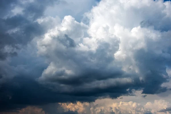 Cielo épico aterrador con nubes amenazantes. Viento huracán con un trueno —  Fotos de Stock