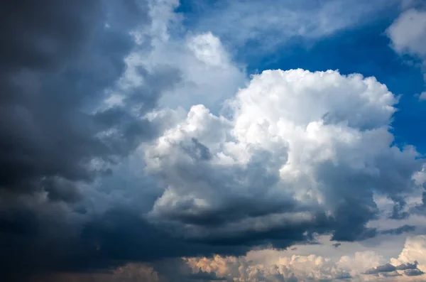 Céu épico assustador com nuvens ameaçadoras. Vento de furacão com um thund — Fotografia de Stock