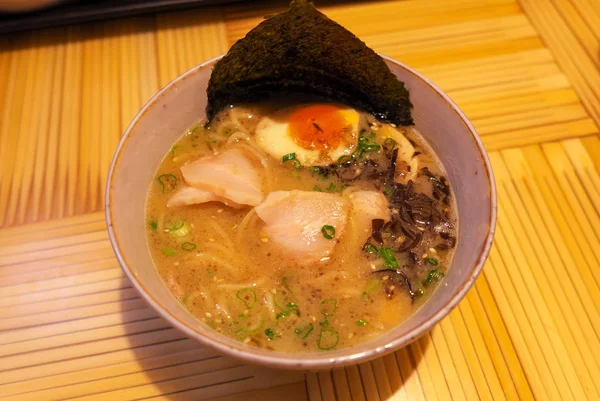 TONKOTSU ramen, traditionell japansk maträtt. Asiatiska köket — Stockfoto