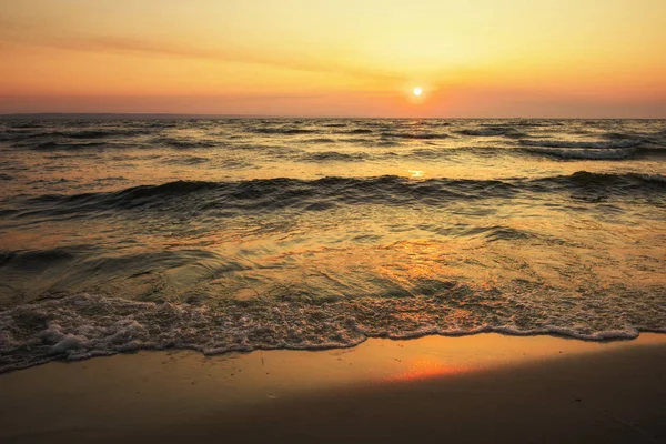 Nascer do sol colorido da praia oceânica. Amanhecer sobre o mar. Composição da natureza — Fotografia de Stock