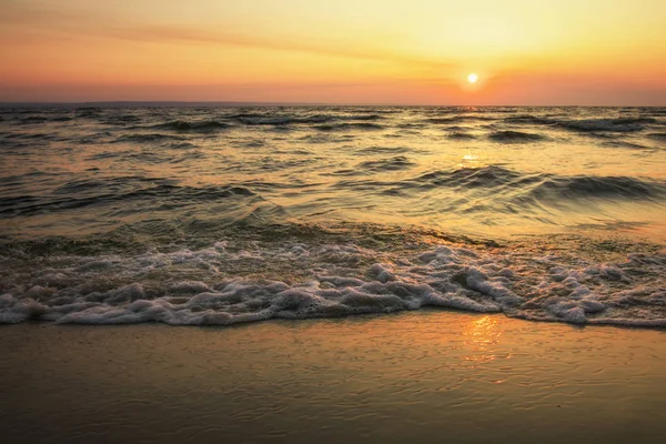 Nascer do sol colorido da praia oceânica. Amanhecer sobre o mar. Composição da natureza — Fotografia de Stock