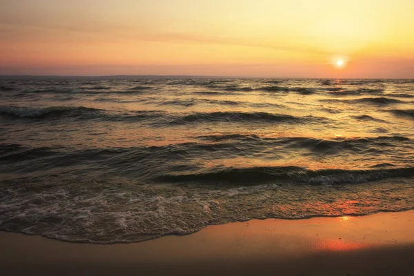 Nascer do sol colorido da praia oceânica. Amanhecer sobre o mar. Composição da natureza — Fotografia de Stock