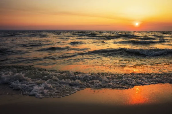 Farbenfroher Sonnenaufgang am Meer. Sonnenaufgang über dem Meer. Natur-Komposit — Stockfoto