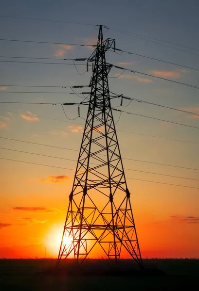 Silhouette High voltage electric towers at sunset time. High-vol — Stock Photo, Image