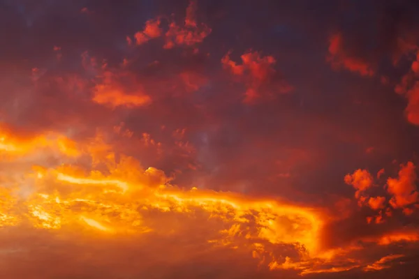 Belo céu ardente, laranja e vermelho, pôr-do-sol. Cena mágica da noite — Fotografia de Stock