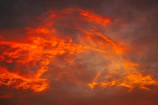 Belo céu ardente, laranja e vermelho, pôr-do-sol. Cena mágica da noite — Fotografia de Stock