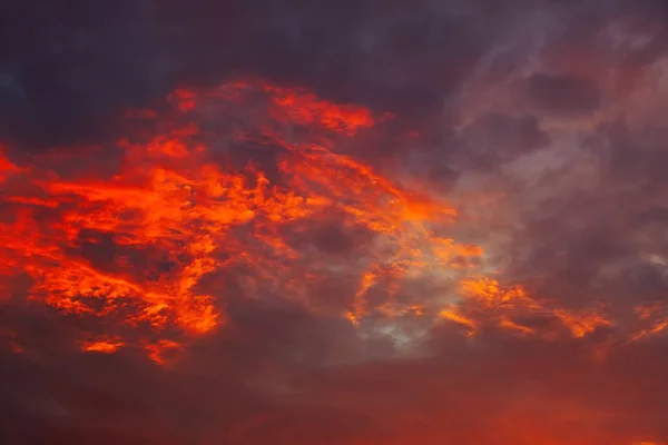Огненное, оранжевое и красное, закатное небо. Вечерняя волшебная сцена — стоковое фото