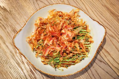 Okonomiyaki. Erişte, lahana, deniz ile Japon tuzlu gözleme,