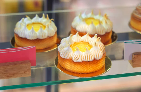 Lemon bolos japoneses close-up, em uma vitrine em um café — Fotografia de Stock