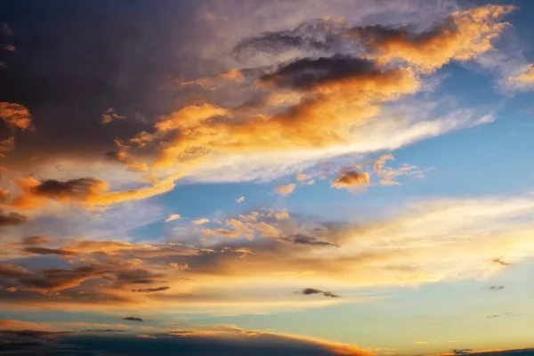 Beautiful dark fluffy cloudy sky. Sunset light. — Stock Photo, Image