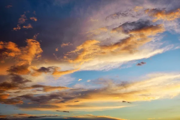 Vacker mörk fluffigt molnigt himmel. Solnedgång ljus. — Stockfoto