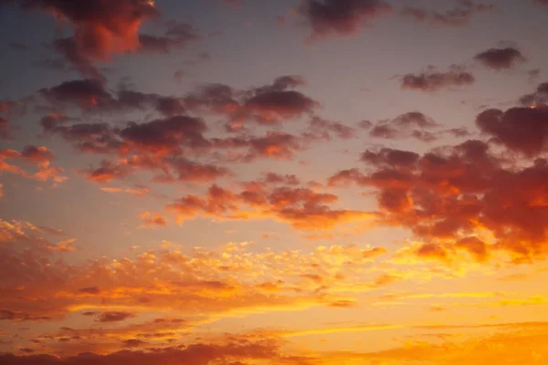 Céu de pôr-do-sol laranja Fiery como fundo. Cores mágicas bonitas — Fotografia de Stock