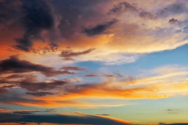 Bellissimo cielo nuvoloso soffice scuro. Luce del tramonto . — Foto Stock