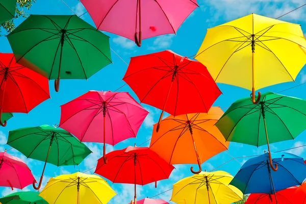 Kleurrijke parasols in de lucht als achtergrond. Straat decoratie. — Stockfoto