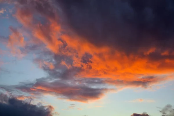 Céu de pôr-do-sol laranja Fiery como fundo. Cores bonitas — Fotografia de Stock