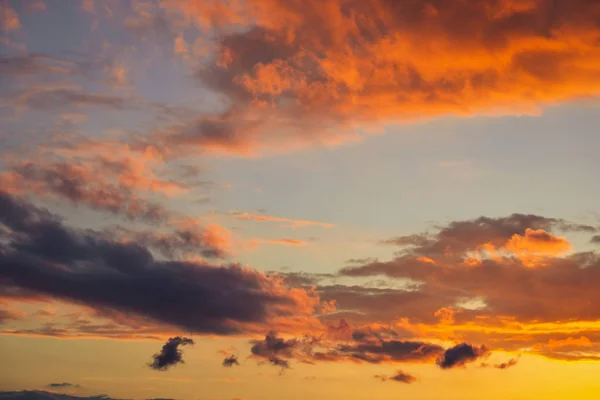 Ognisty pomarańczowy zachód słońca niebo jako tło. Piękne kolory — Zdjęcie stockowe