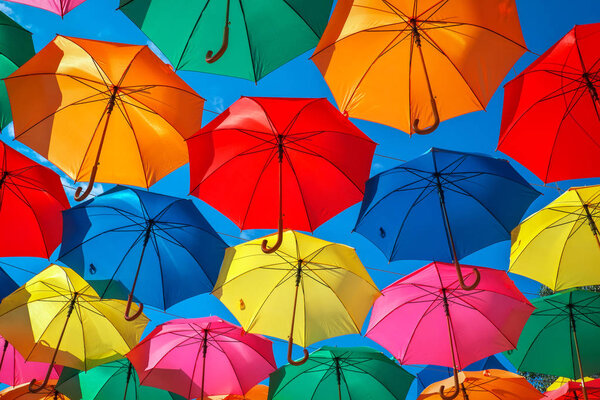 Красочные зонтики в небе в качестве фона. Уличное убранство
.
