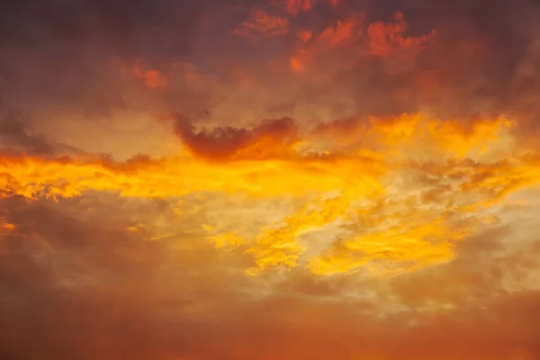Hermoso cielo ardiente, anaranjado y rojo, atardecer. Escena mágica nocturna —  Fotos de Stock