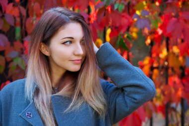 Sonbahar taşrasında uzun renkli saçlı rüya gibi güzel bir kız.