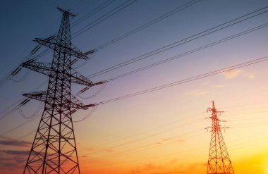 Siluet Gün batımında yüksek gerilim elektrik kuleleri. Yüksek vol