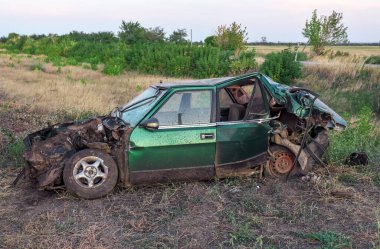 Araba bir demiryolu geçidinde bir kaza geçirdi. Yolcu vagonu kol