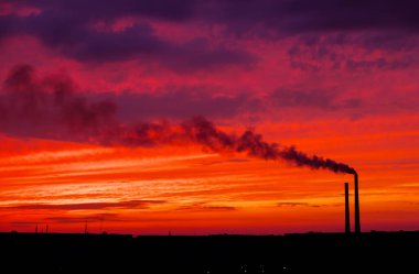 Renkli Magic Sunset. Gün doğumu sırasında şehir evlerinin çatıları. Karanlık