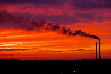 Renkli Magic Sunset. Gün doğumu sırasında şehir evlerinin çatıları. Karanlık