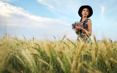 Onu h renkli çiçekler bir buket ile sevimli çekici kız