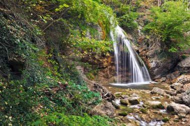 Renkli sonbahar ormandaki nehir dağ, güzel şelale.