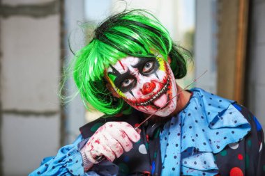 Bıçaklı deli bir palyaço. Cadılar Bayramı konsepti