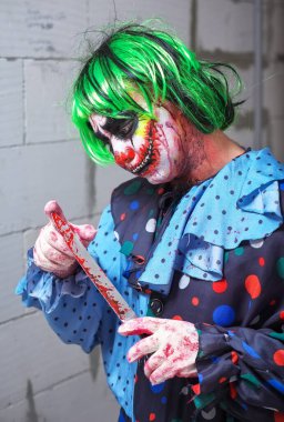 Bıçaklı deli bir palyaço. Cadılar Bayramı konsepti