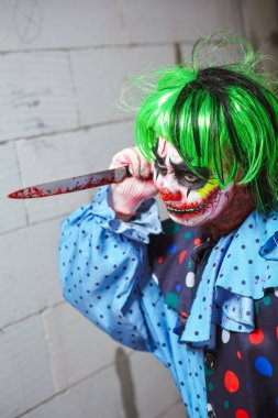 Bıçaklı deli bir palyaço. Cadılar Bayramı konsepti