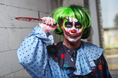 Bıçaklı deli bir palyaço. Cadılar Bayramı konsepti