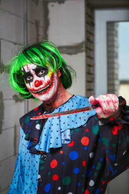 Bıçaklı deli bir palyaço. Cadılar Bayramı konsepti