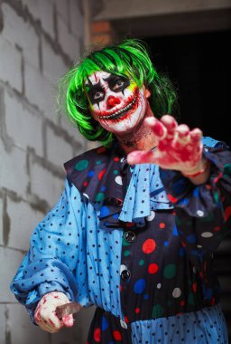 Bıçaklı deli bir palyaço. Cadılar Bayramı konsepti