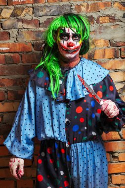 Duvarında bıçak olan çılgın bir palyaço. Cadılar Bayramı