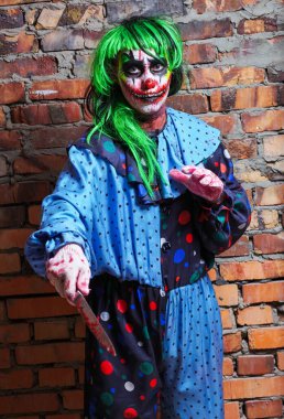 Duvarında bıçak olan çılgın bir palyaço. Cadılar Bayramı