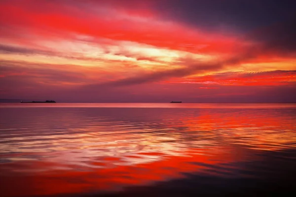 Fiery dramatic landscape with the sea, beautiful sky and ships. — Stock Photo, Image