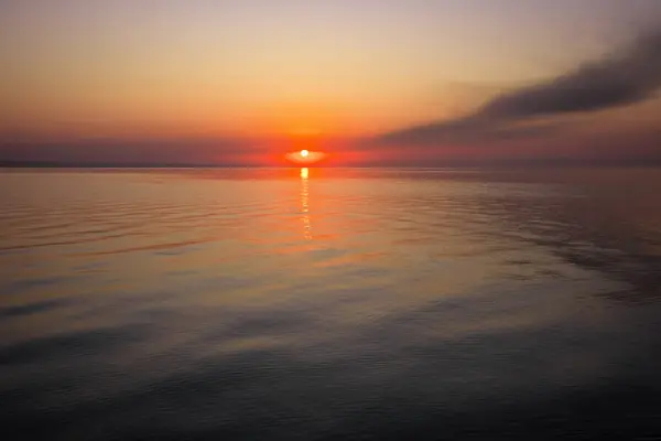 Красочный закат на морском побережье. Хорошая сцена с солнцем — стоковое фото