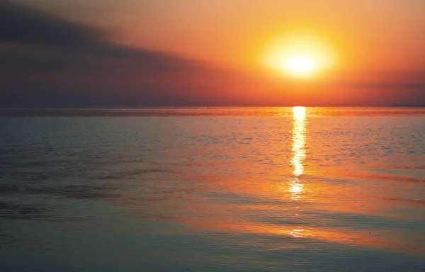 Красочный закат на морском побережье. Хорошая сцена с солнцем — стоковое фото