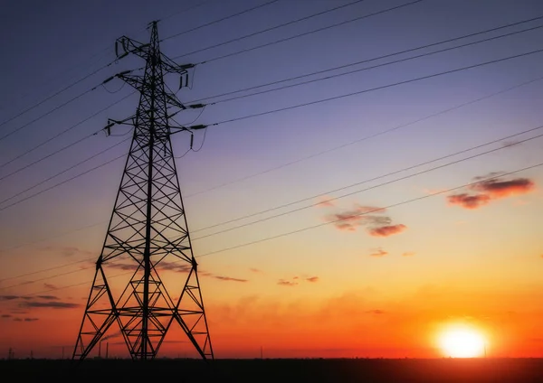 Silhouette High voltage electric towers at sunset time. High-vol — Stock Photo, Image