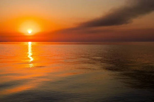 Schönen farbenfrohen Sonnenuntergang an der Meeresküste. Schöne Szene mit Sonne — Stockfoto